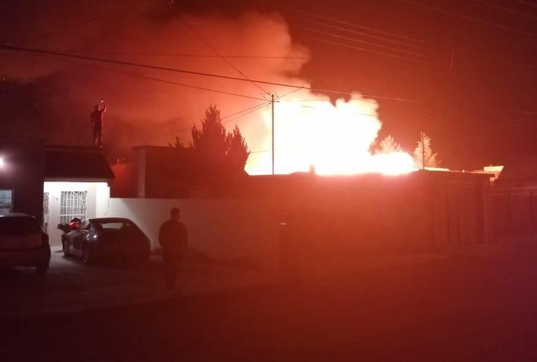 Se incendia bodega en la que guardaban leña