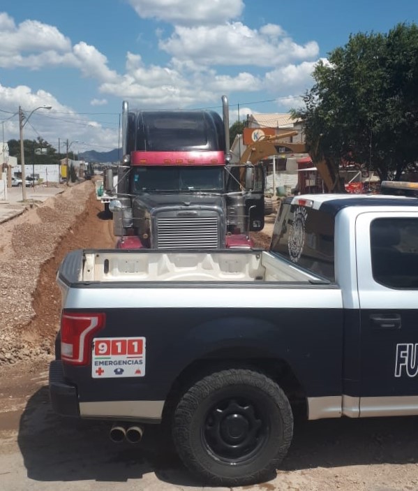 Detienen a chofer de tráiler intoxicado, conducía  en calle en proceso de pavimentación