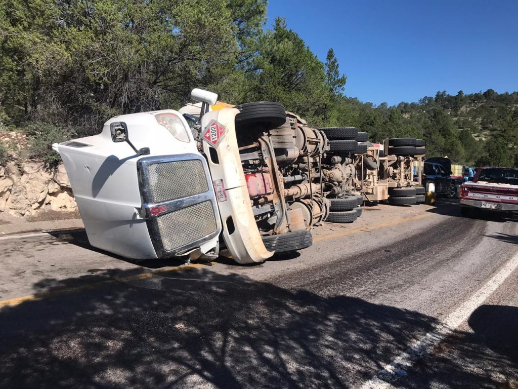 Vuelca cargado de diésel en el tramo Tomichi-Basaseachi