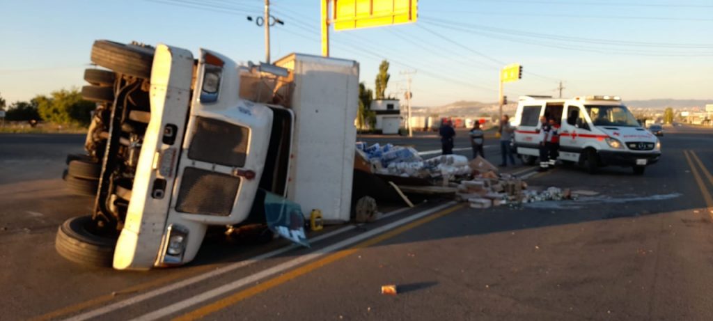 Vuelca camión de carga en el Gómez Morín y Morelos