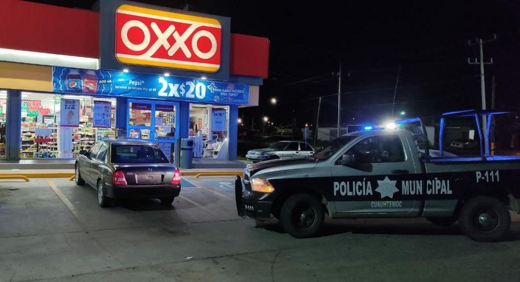 A punta de pistola asaltan Oxxo