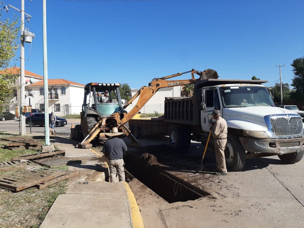 REALIZA SERVICIOS PÚBLICOS DE CUAUHTÉMOC DESAZOLVE EN DREN PLUVIAL DE LA CALLE SÉPTIMA