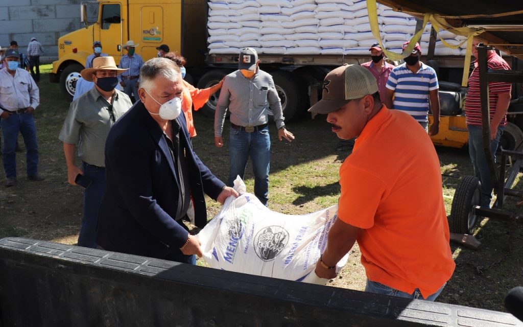 SUMAN ESTADO Y MUNICIPIO DE CUAUHTÉMOC ENTREGA DE 500 TONELADAS DE MAÍZ MOLIDO A GANADEROS