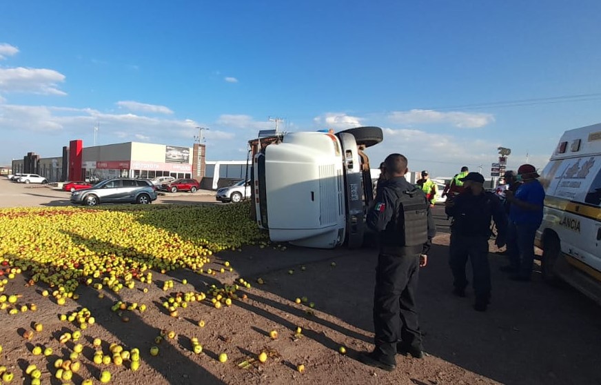 Vuelca tracto camión cargado de manzana en el Corredor Comercial