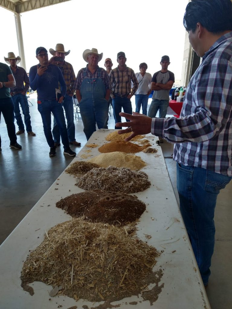 CAPACITAN DESARROLLO RURAL DE CUAUHTÉMOC Y FIRA A PRODUCTORES GANADEROS