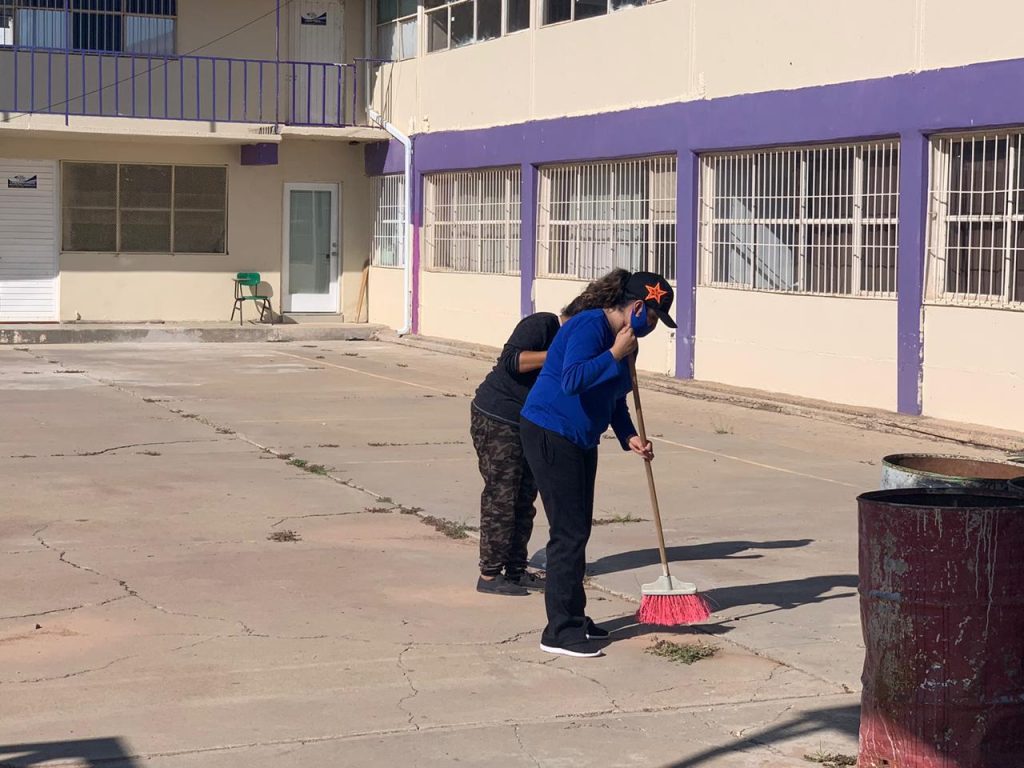 Limpian escuelas con empleo temporal del Instituto Municipal de las Mujeres