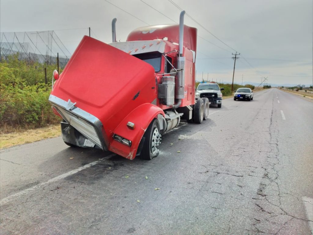 Huye conductor de tracto camión tras impactarse en poste de concreto