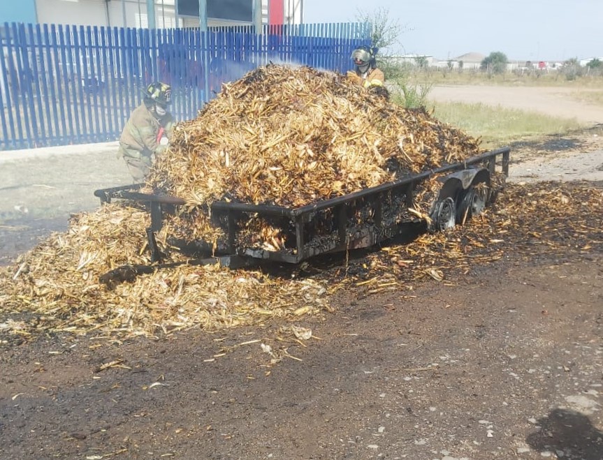 Se incendia remolque cargado de pacas de sorgo en el Gómez Morín