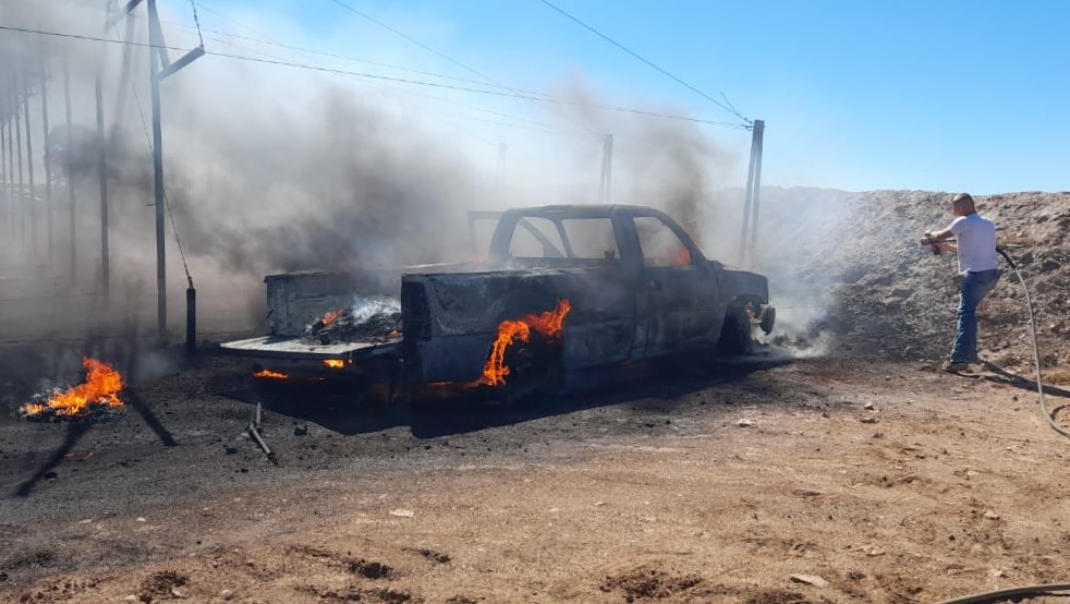 Cargaba en la caja de pick up basura con brasas y se le incendió