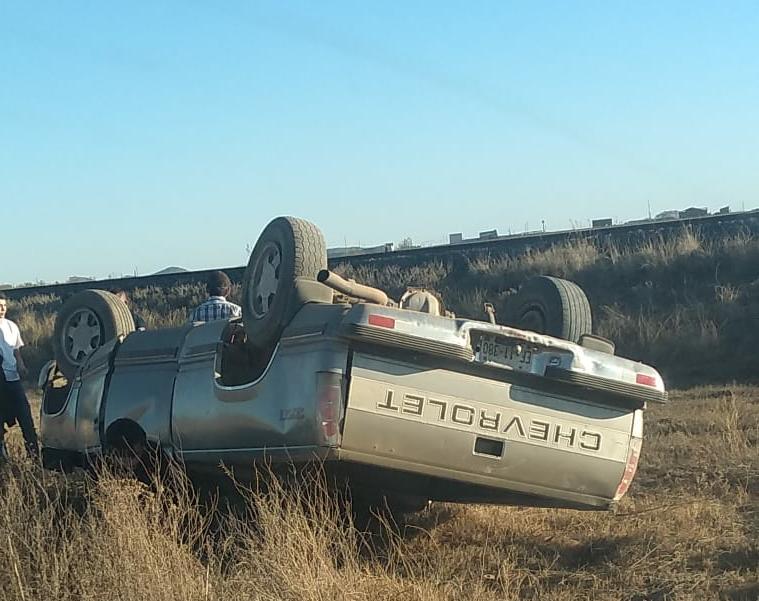 Volcadura en brecha que conduce de Anáhuac a campo menonita deja dos lesionados