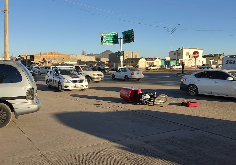 Repartidor de comida resulta lesionado tras ser impactado por camioneta