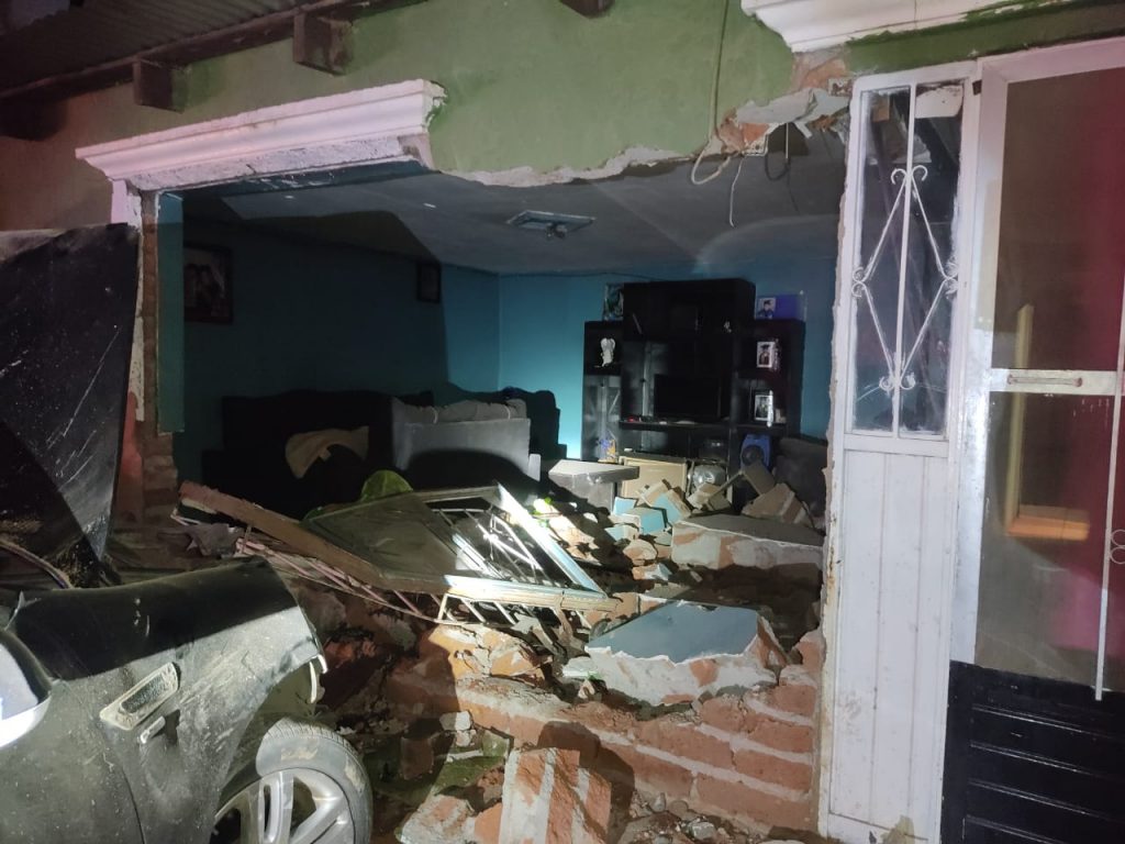 Se impacta automóvil contra vivienda en la 4a y Jalisco