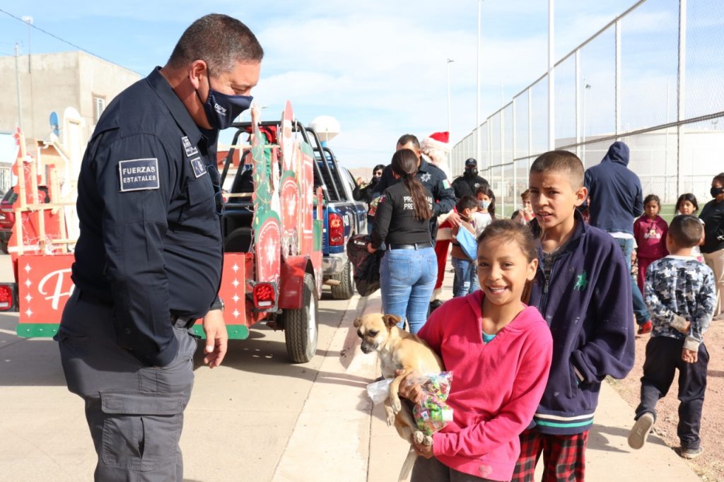 Entrega CANACO y Seguridad Pública dulces a niños de escasos recursos