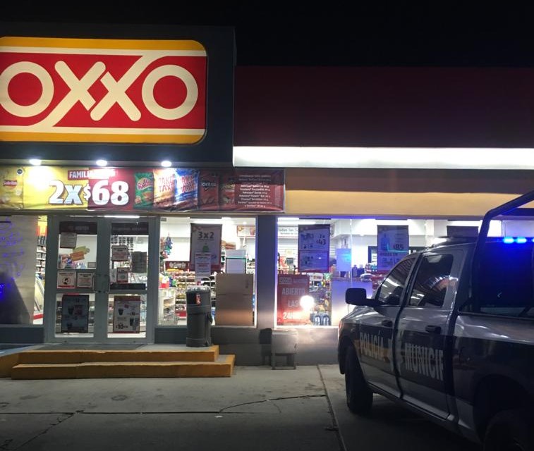 Sujeto asalta y rompe cristales en el Oxxo del Fernando Baeza