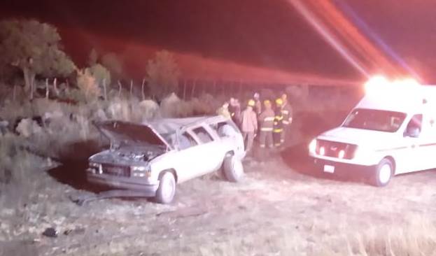 Hombre resulta lesionado tras volcar en tramo a Lázaro Cárdenas