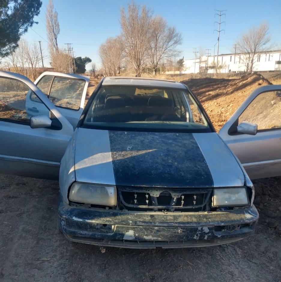 Localizan auto abandonado con puertas y ventanas abiertas y artículos de valor