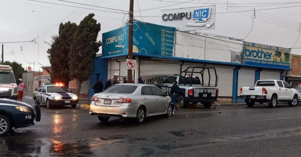 Unidad oficial de Policías estatales omite alto y provoca aparatoso accidente en la 18 y Allende