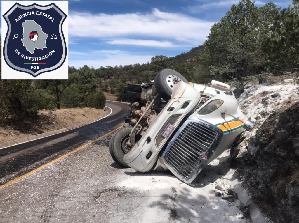 Vuelca camión de carga en tramo San Pedro-Tomochi