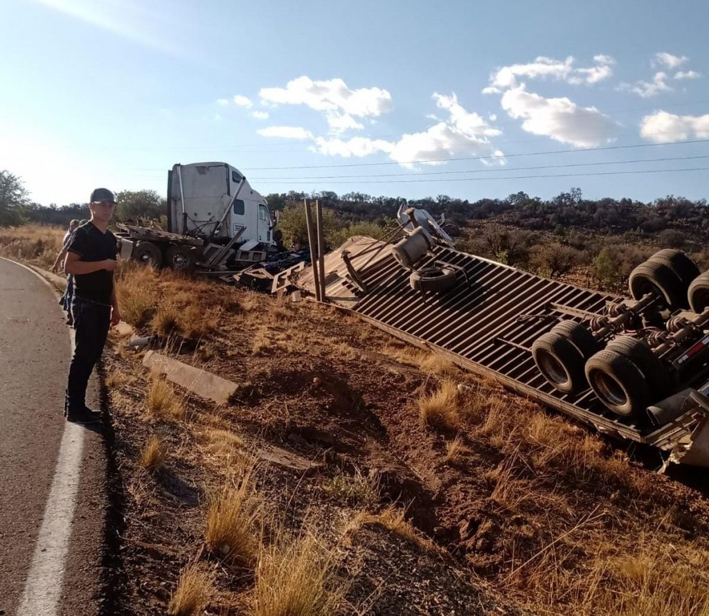 Vuelca tráiler en tramo Rubio a Lázaro Cárdenas; daños materiales por 850 mp