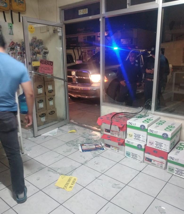 Roban y causan daños en comercio de la 2a y Guerrero