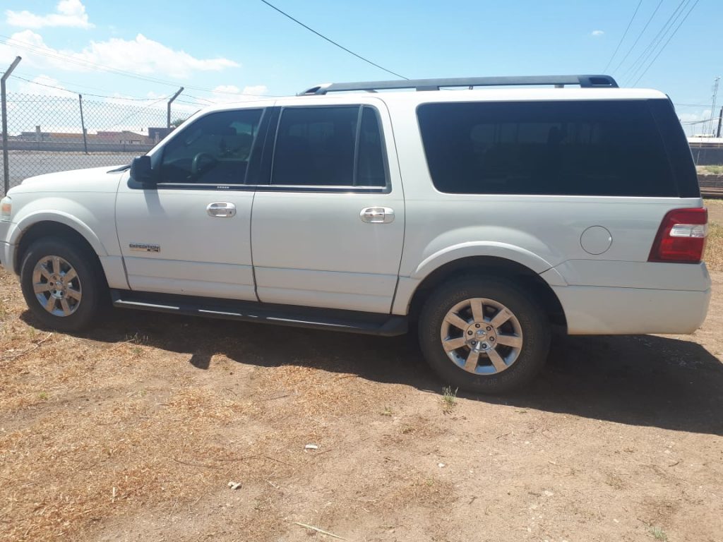 Desconocidos abandonan camioneta en propiedad privada del Corredor Comercial