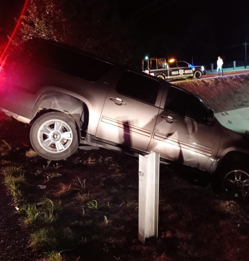 Choca y abandona su camioneta en el Corredor Comercial