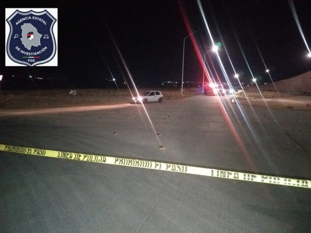 Identifican a pareja localizada en cajuela de Chevy en el Puente del Gómez Morín