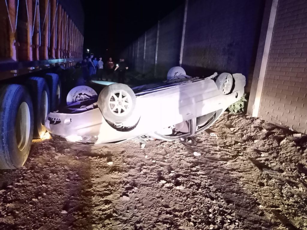 Conductora resulta lesionada al volcar su vehículo en La Cuchilla