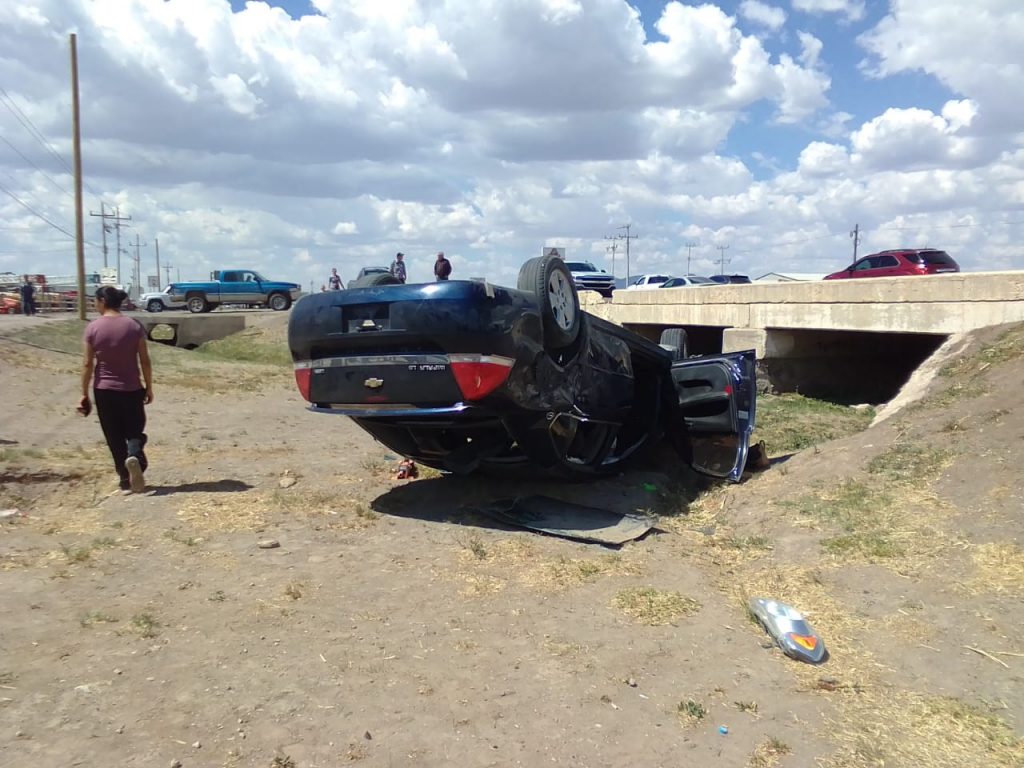 Mujer  menonita resulta lesionada tras volcar su automóvil en el Corredor Comercial