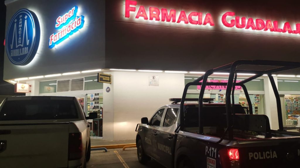 Asaltan sucursal de Farmacia Guadalajara de la Morelos y 25