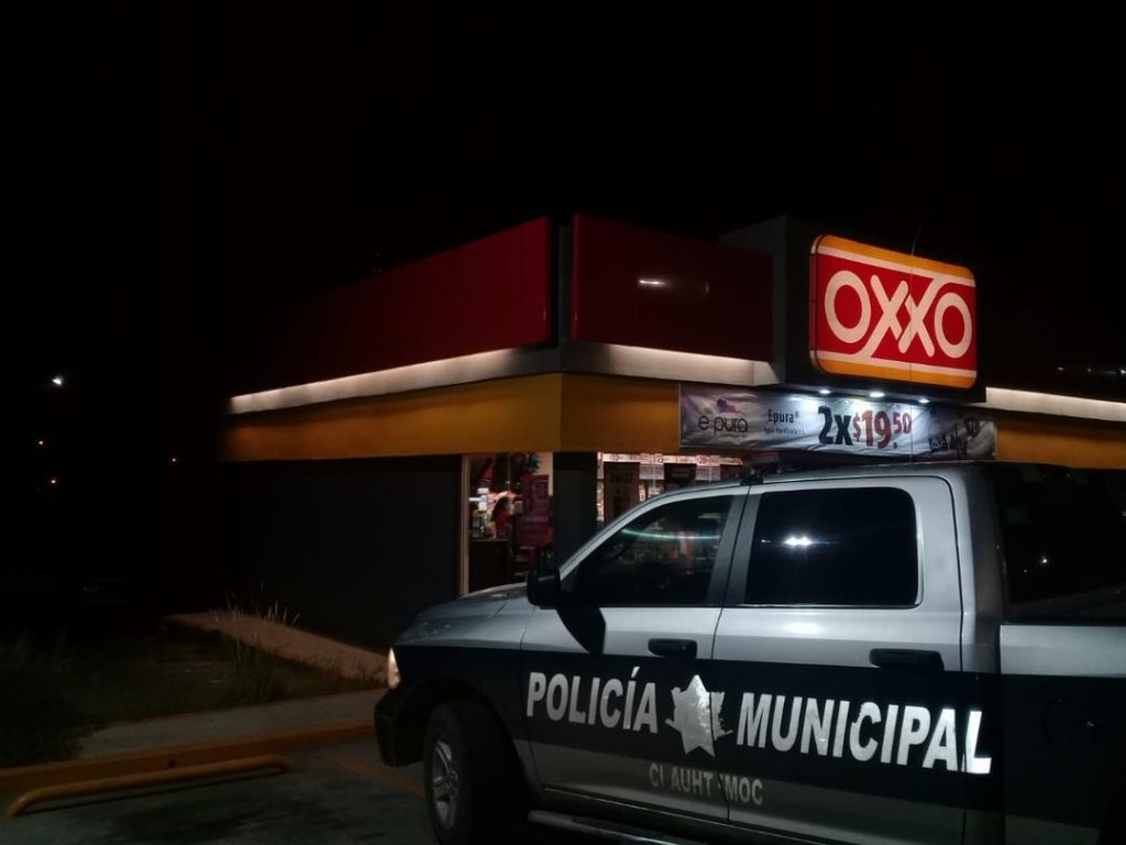 Par de sujetos asaltan el Oxxo de la colonia Periodista