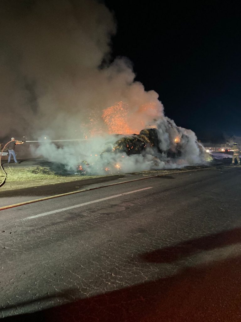 Arde tractocamión cargado de pacas de alfalfa en el Corredor Comercial