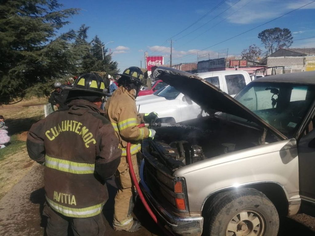 CORTO CIRCUITO PROVOCA INCENDIO EN CAMIONETA