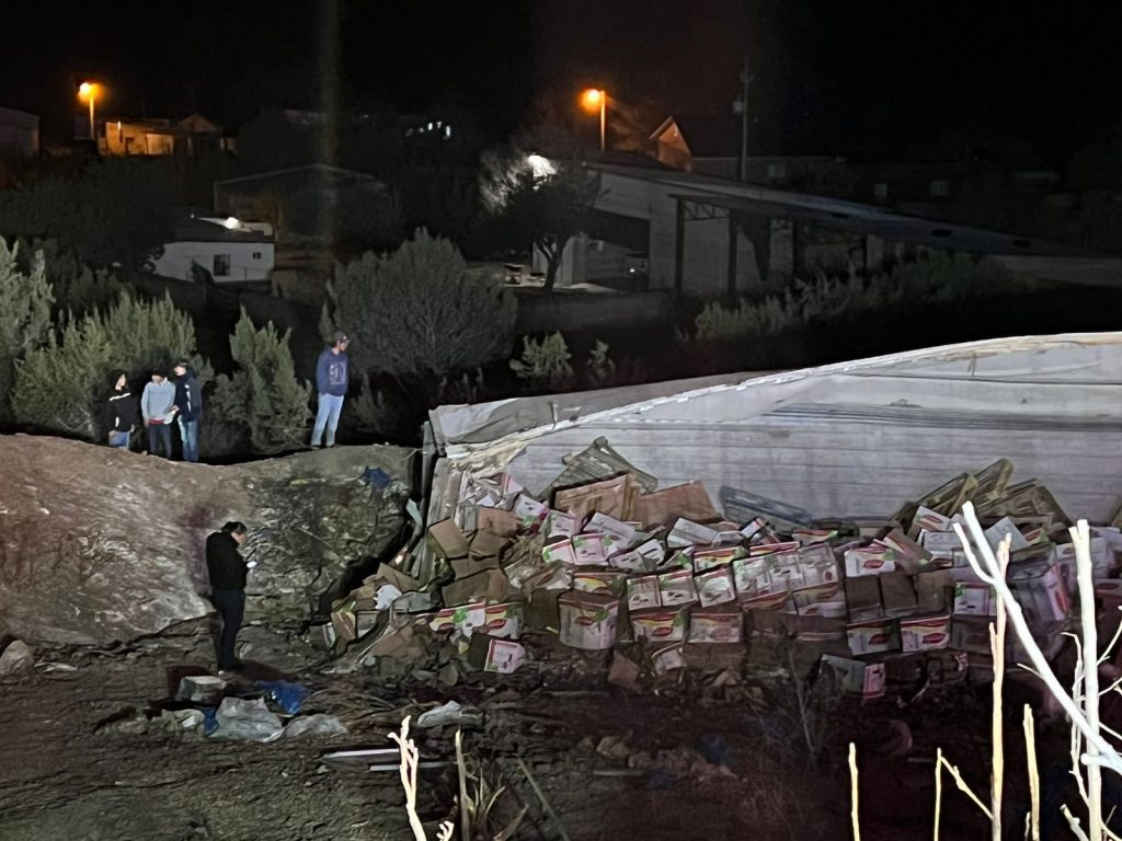 Vuelca tráiler cargado de manzana en el Gómez Morin