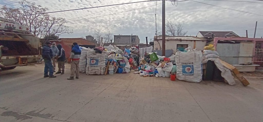 Evita acumuladora compulsiva que autoridades retiren diversos objetos de las afueras de su  vivienda