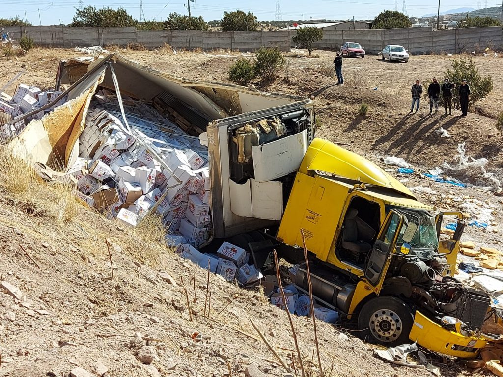 Vuelca tráiler cargado de manzana en el Gómez Morin