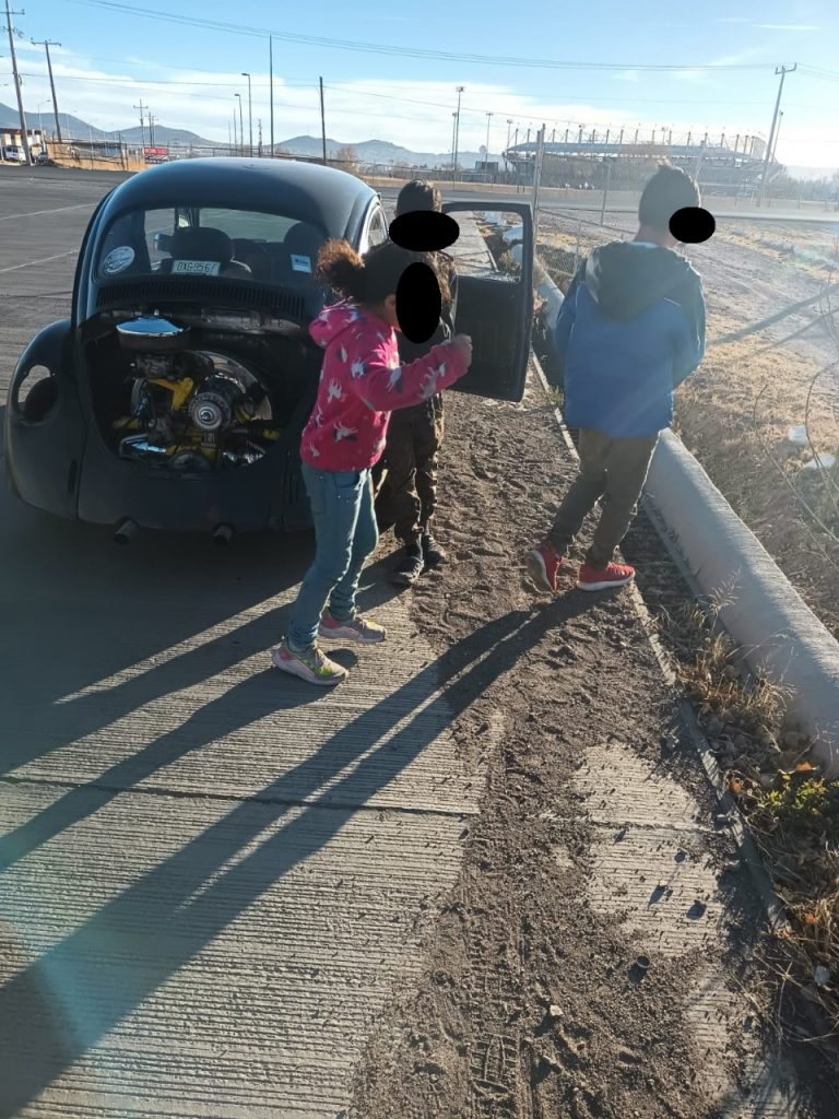 Sorprenden a tres niños de 11 y 9 años conduciendo automóvil