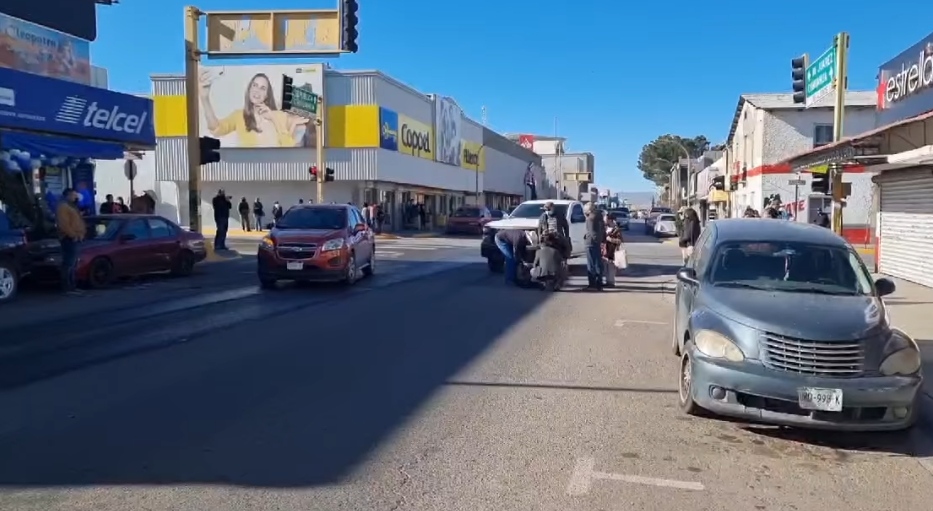 Mujer resulta lesionada tras ser arrollada por pick up en la Allende y 3a