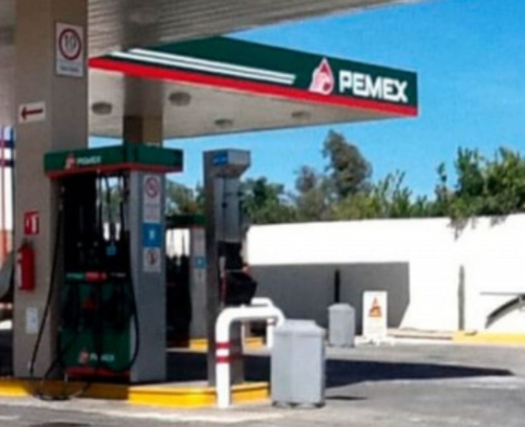 Empleados de gasolinera terminan en hospital tras riña