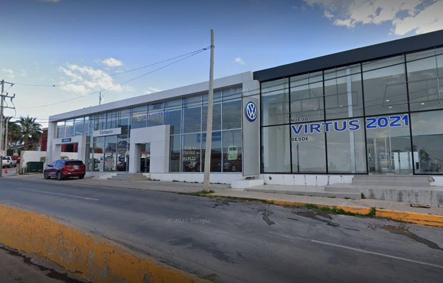 Hombre causa daños en vehículo en exhibición de la Volkswagen