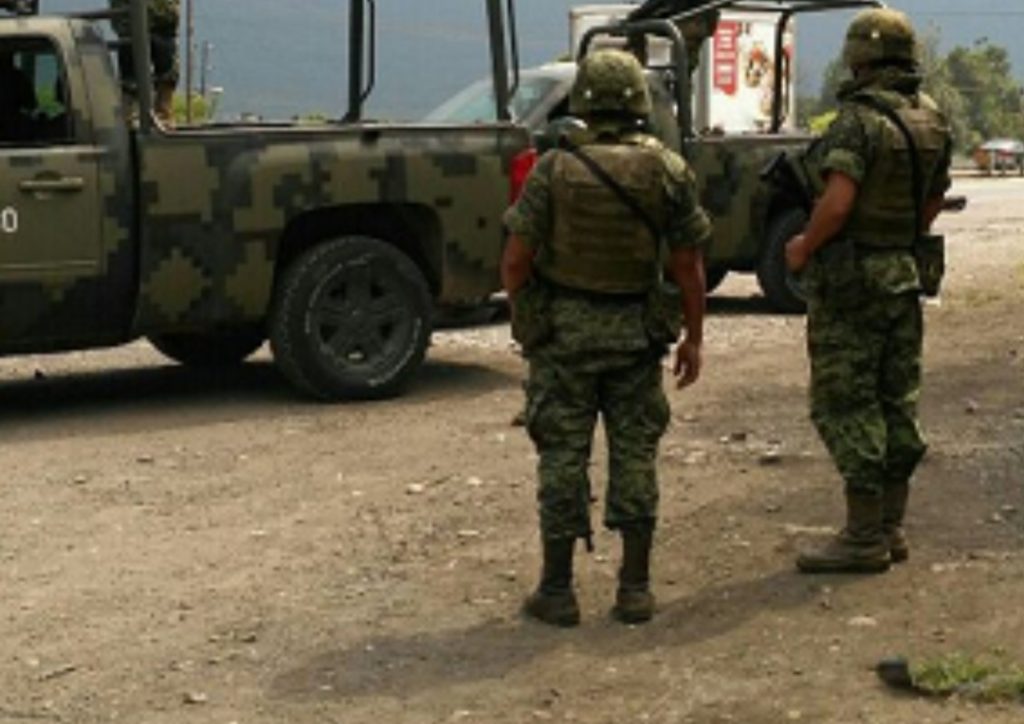 Muere elemento militar tras volcadura en Uruachi