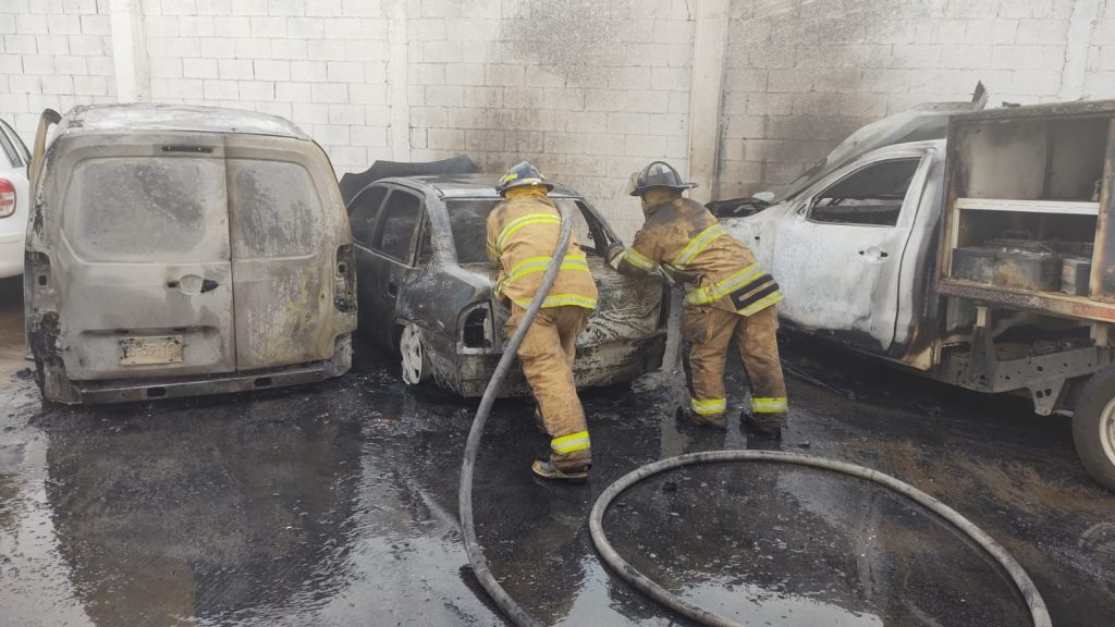 Se incendian tres vehículos en la tienda LTH de la vialidad Morelos