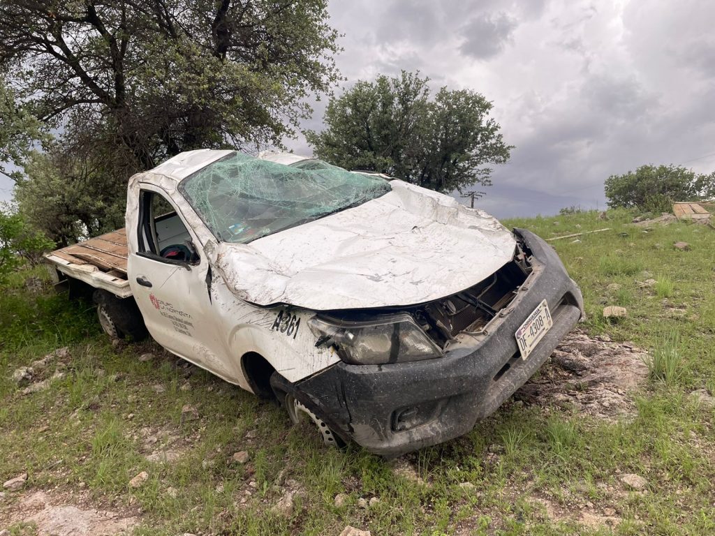 Volcadura deja tres lesionados en entronque San Pedro a La Junta