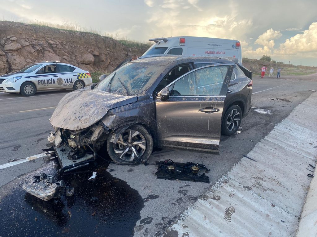 Pierde el control del volante y termina volcado en el Libramiento Sur