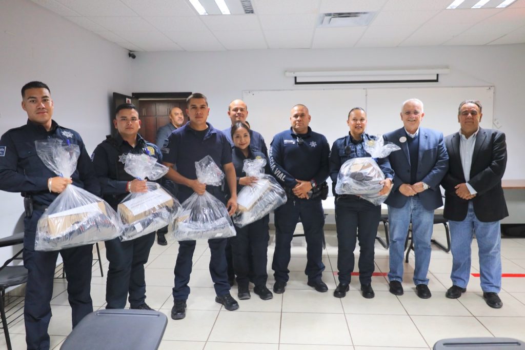 Entregan paquetes de uniformes a elementos de vialidad