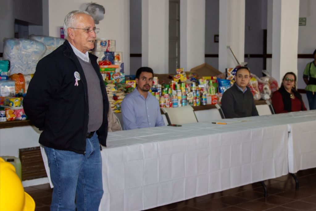 Empleados municipales envían despensa gigante al asilo de Cuauhtémoc