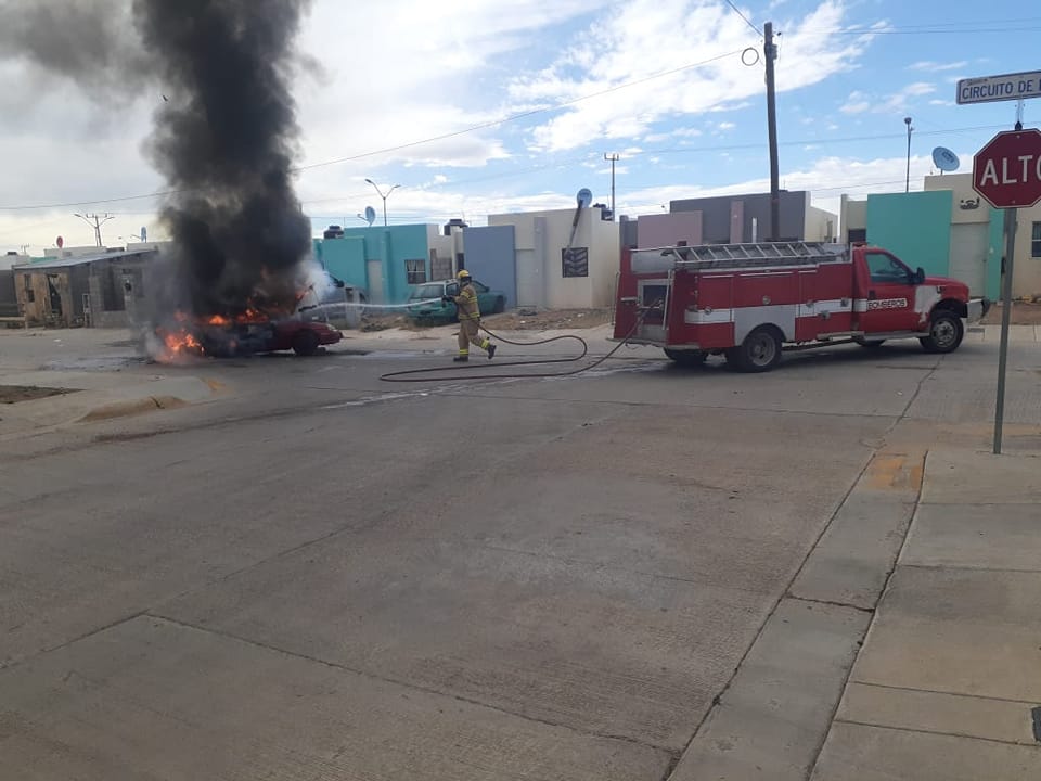 Se incendia vehículo cuando trataban  de repararlo