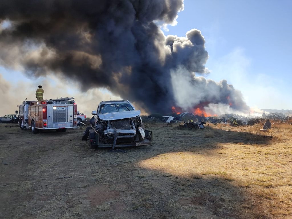 Incendio de pastizal se sale de control y alcanza un Yonke