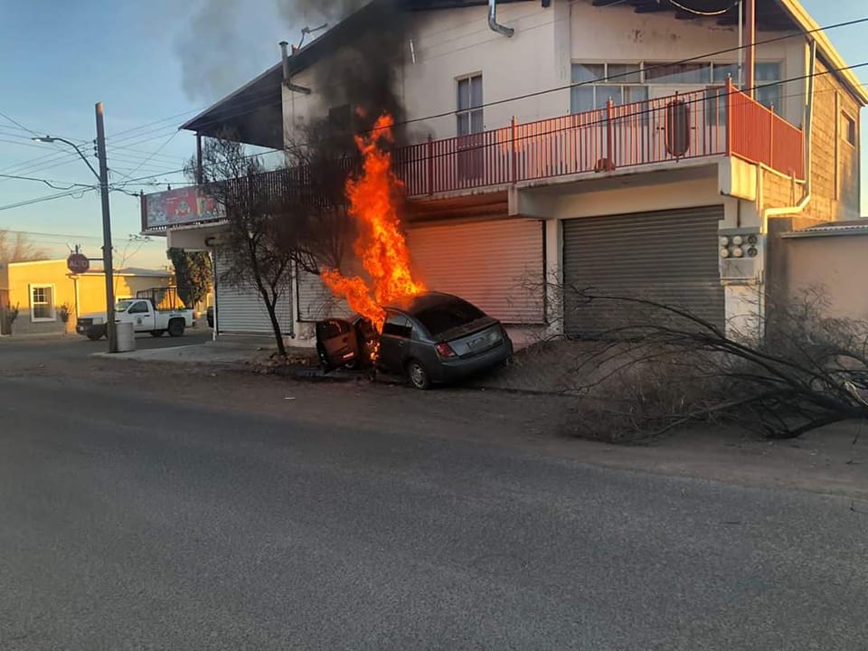 En Anáhuac chocan contra arbotante y huyen; el automóvil se incendió