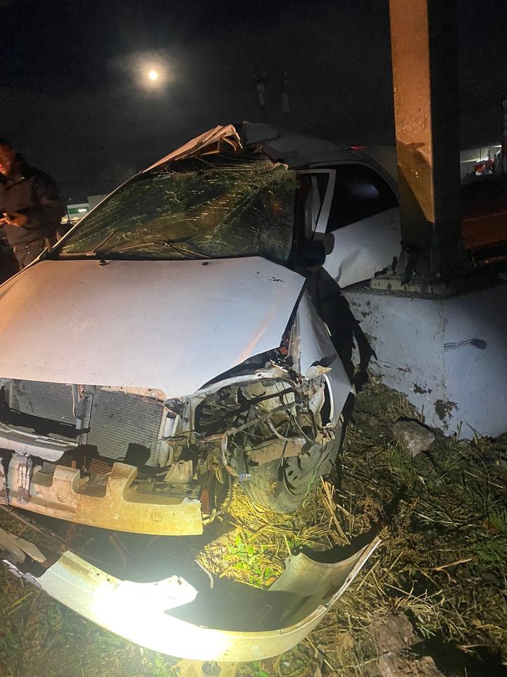 Choque frente a Frutería Castillo deja a joven conductor lesionado